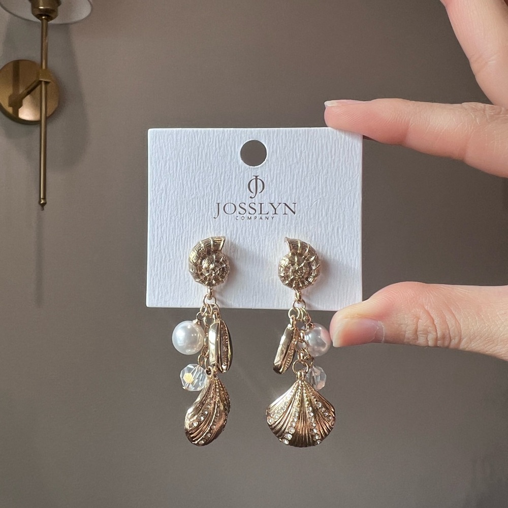 Gold Shell Dangle Earrings 🐚